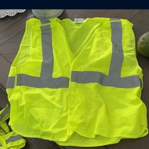 4 reflective vests